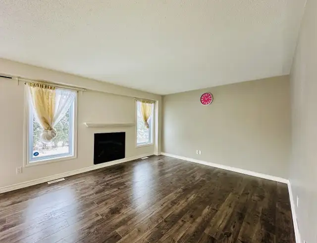 Barrhaven Cresthaven Dr End unit townhome for rent in Long Term Rentals in Ottawa - Image 5