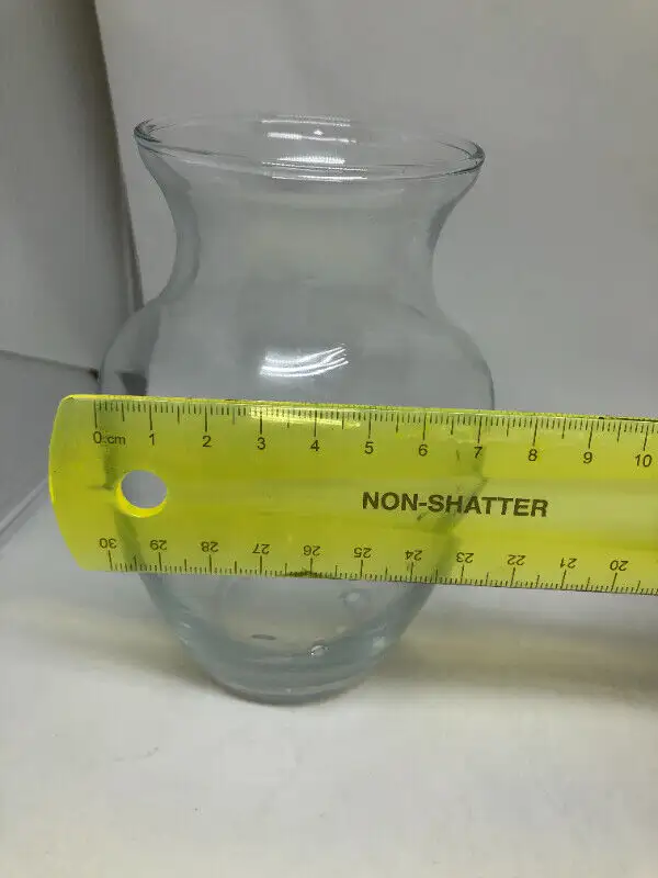 Glass vase - 6 inch tall X 4 inch wide in Home Décor & Accents in Calgary - Image 5