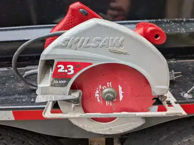 Get your projects moving with this reliable Skilsaw 5470 7-1/4 inch circular saw, featuring a powerf...