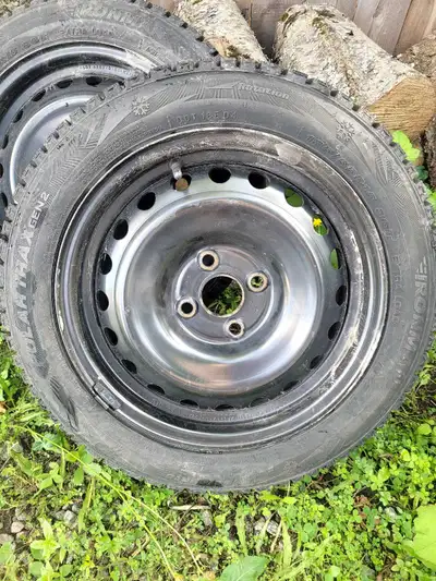 185/55R15 Bolt pattern 4x100 Roulé un hiver seulement. Acheté roues et pneus en même temps. Raison d...
