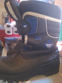 Toronto maple leafs winter boots sixe 6