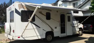 Built for durability and good looks, this premium construction yet, value priced Class C Motorhome i...