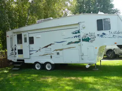 caravane a sellette wildcat 27 pieds 2006 1 extension double divan et la table le divan fait un lit...