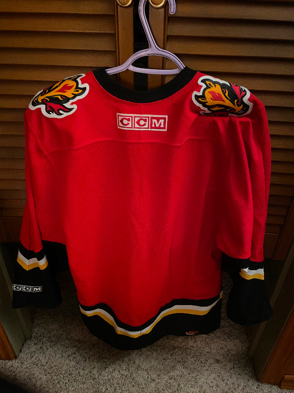 Calgary Flames hockey jersey in Other in Sarnia - Image 2