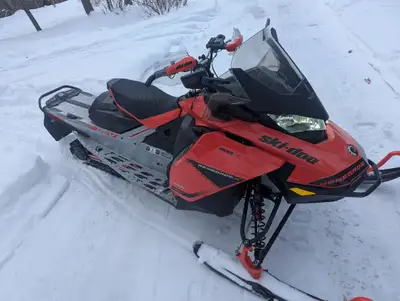 Renegade X 2019 600r e-tec avec seulement 7800km. Batterie neuve, chenille 1.6po cloutée, ampoules a...