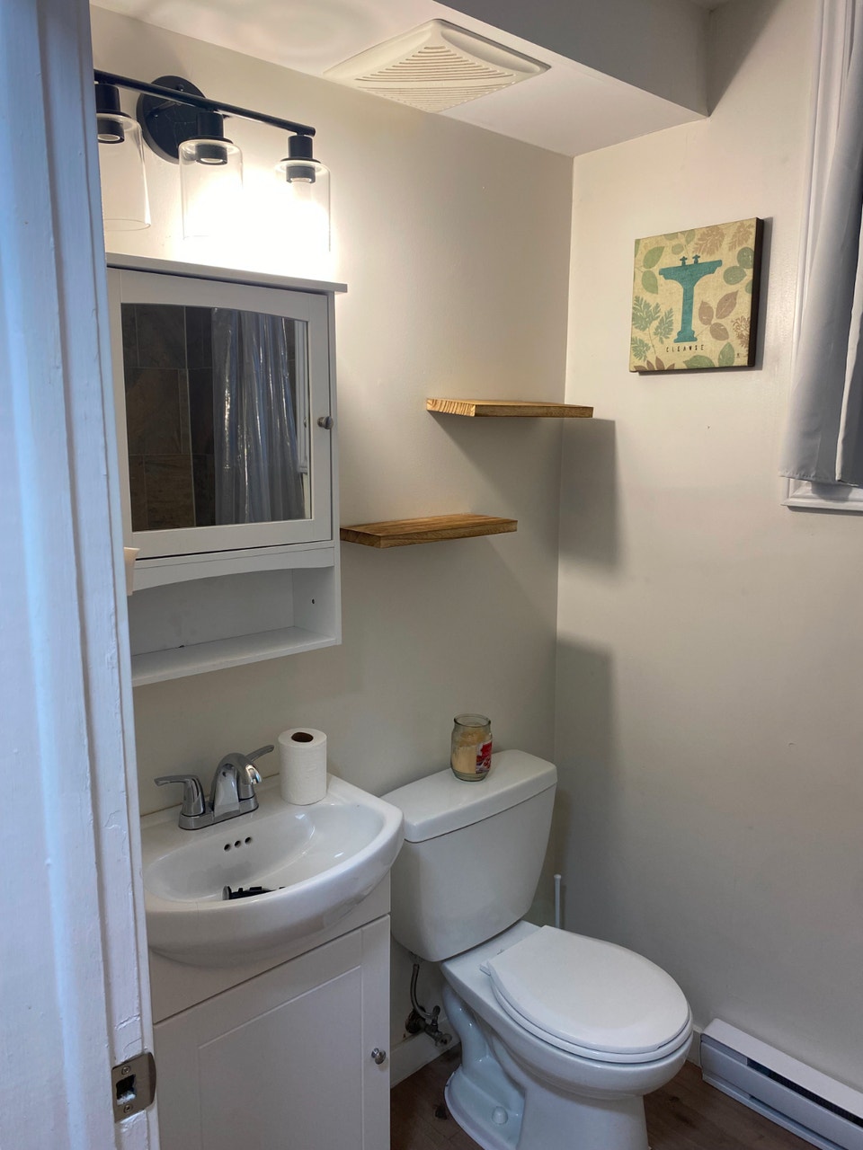 Clean renovated apartment. Ready for October 3