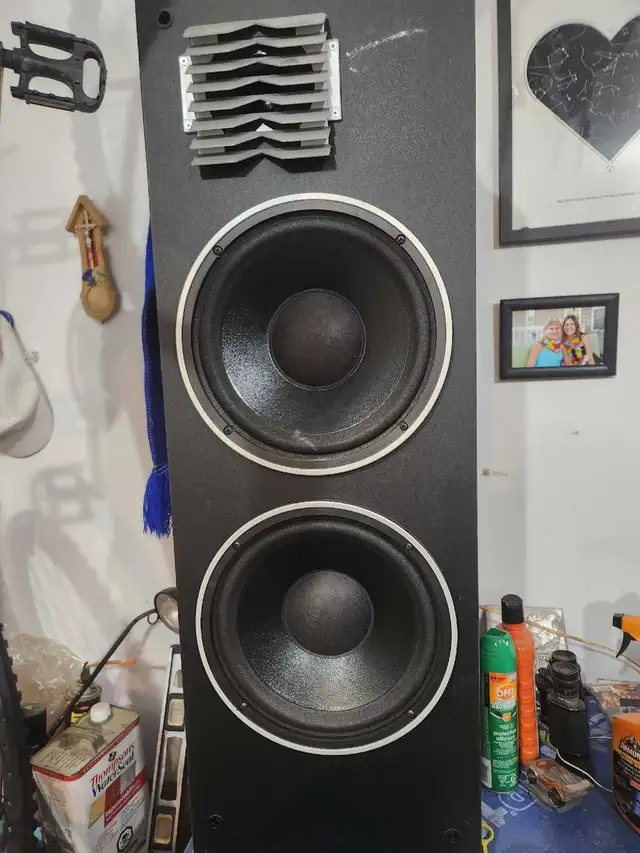 Stereo system with turntable and amplifier in Stereo Systems & Home Theatre in Calgary - Image 3