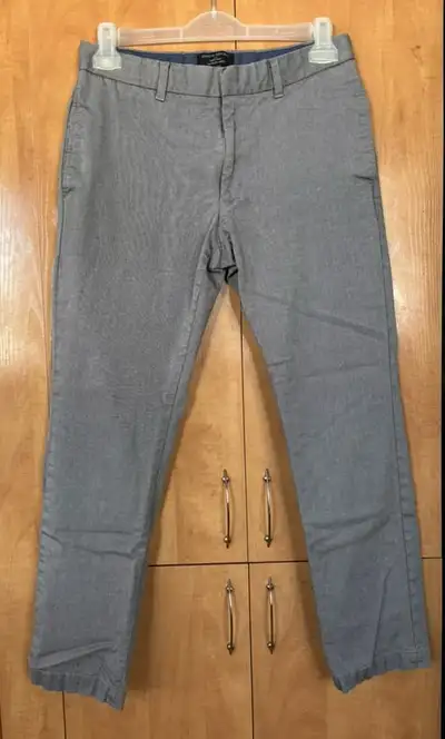 VÊTEMENTS HOMMES VARIÉS (32+34, medium+large) 5 à 15$ ch DISPO L, View more