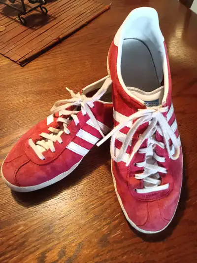 Espadrille Adidas Gazelle rouge, grandeur 7 homme bonne état. Ferme très très rare acheté à New York...