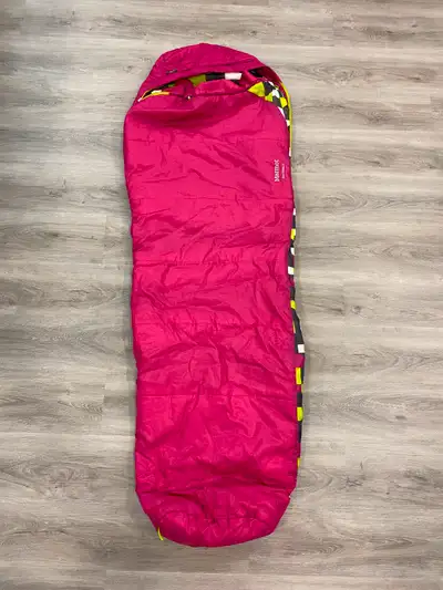 Sac junior Marque: Marmot Trestles 30 Température recommandée: 30 degrés farenheit Doublure en polye...