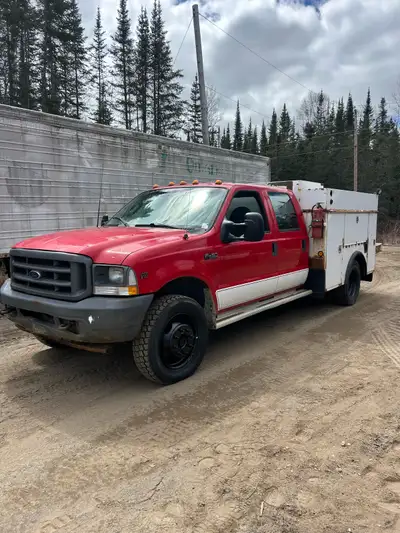 Ford f450 4x4 v10 service truck, runs and drives and stops, cab and doors are in very nice shape, se...