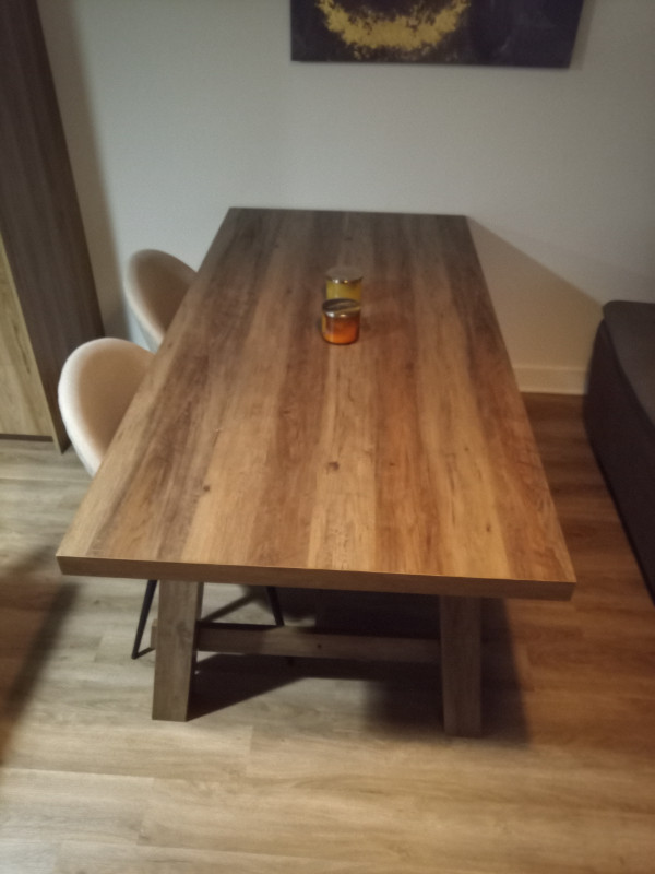 Belle table en bois avec 4 chaises dans Mobilier de salle à manger et cuisine  à Laval/Rive Nord - Image 2