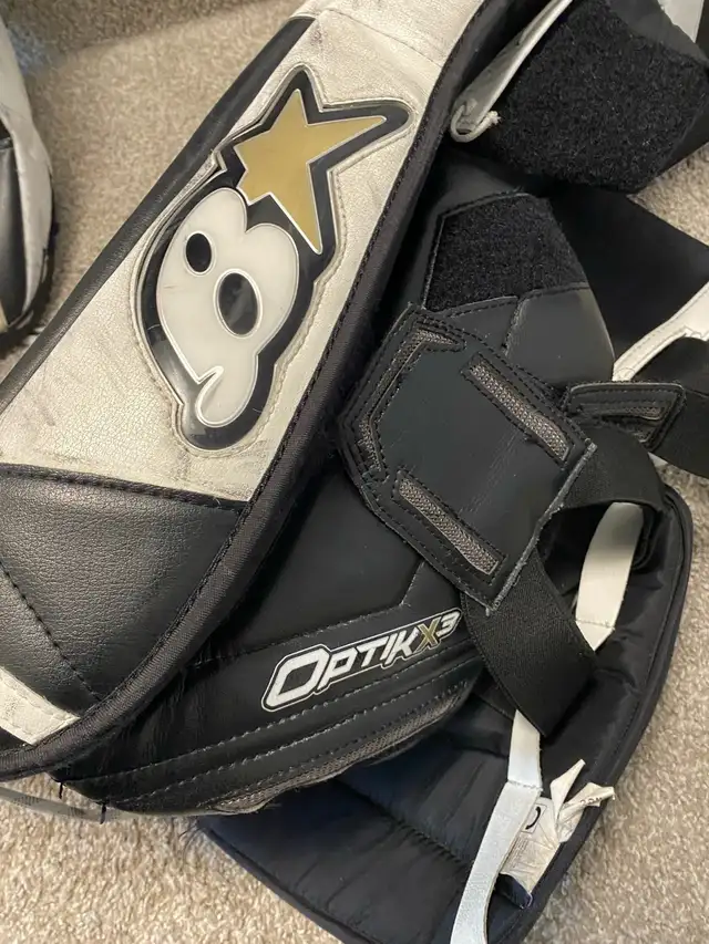 Brian's Optik X3 Goalie Pads 30+1” in Hockey in Calgary - Image 3