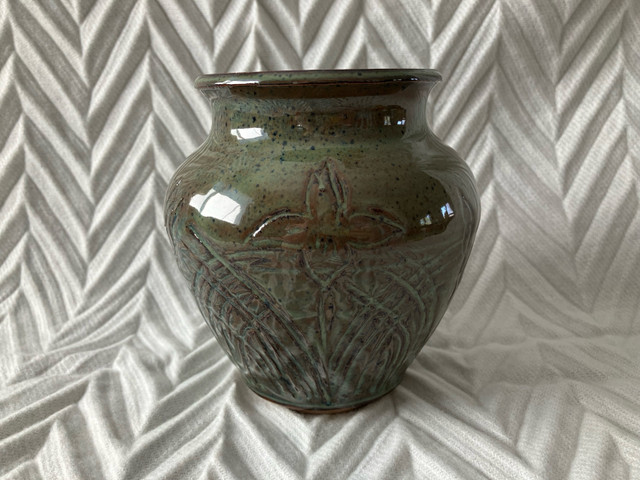 Beautiful Studio Pottery Vase, Signed dans Décoration intérieure et accessoires  à Ville de Montréal - Image 4