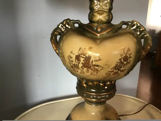 Vintage Porcelain Table Lamp in Indoor Lighting & Fans in Mississauga / Peel Region - Image 3