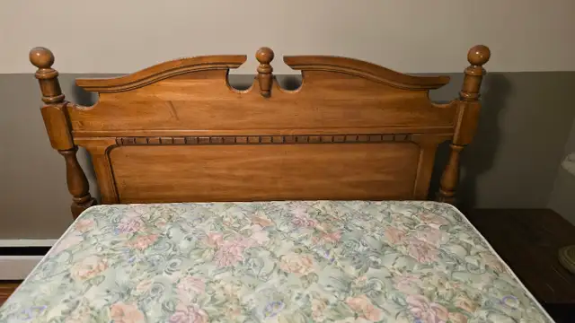 Complete Queen-Size Bed Set – Wooden Headboard, Box Spring, Mattress