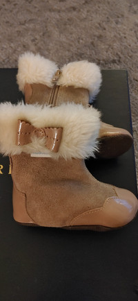 Brand New Robeez fur trimmed booties -size 6-9 months