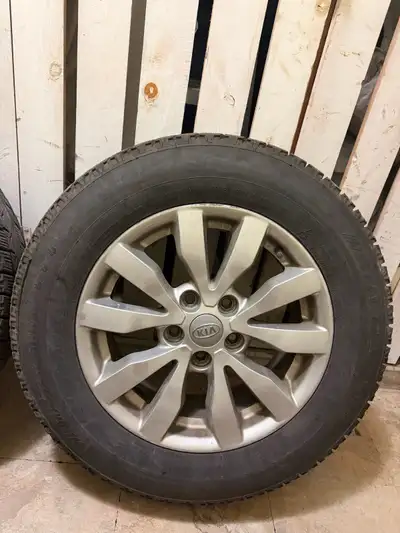 Winter tires size 225/60R16 98H mounted on original Kia Rondo 2010 aluminum rims. • Even tread wear...