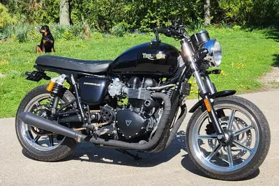 Custom 2012 Triumph Bonneville SE like new condition, lots of money put in to nicely customize this...