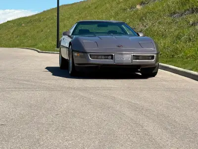 1988 grey metallic corvette. Base model coupe. Removable hardtop.Hatchback. Tuned L98 5.7 L motor, 3...