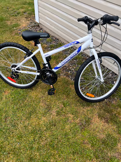 The Supercycle Reaction Youth HT Mountain Bike has never been used. Built with a high-tensile steel...