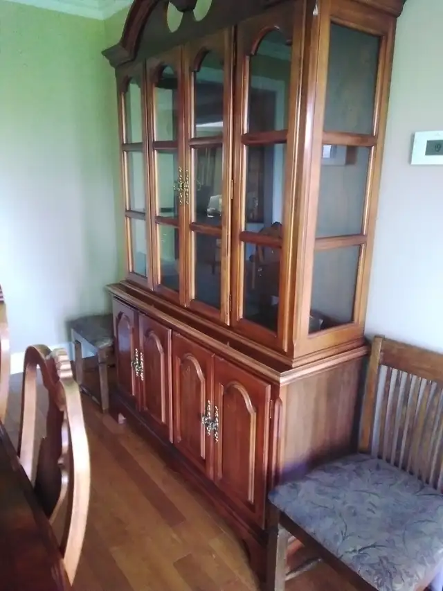Solid wood dining room set in Dining Tables & Sets in Oakville / Halton Region - Image 5