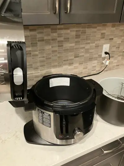 Ninja 14 in 1 Pressure Cooker/Steam Fryer 8 quart Retails $450