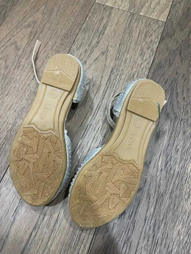 toddler girl shoes, new, size 10 but fits a 9. in Kids & Youth in Mississauga / Peel Region - Image 3