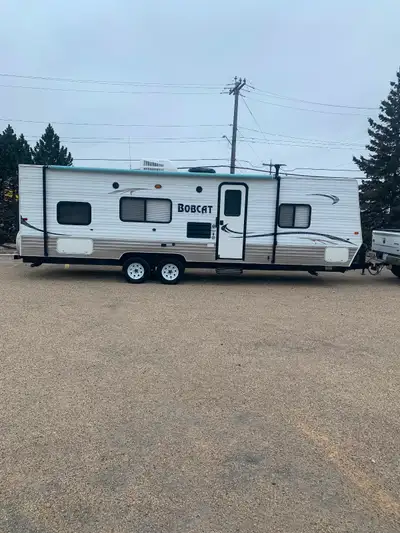 2013 skyline bobcat, 27 ft, 273B Led lighting, dual zone stereo (in / out speakers), queen size bedr...