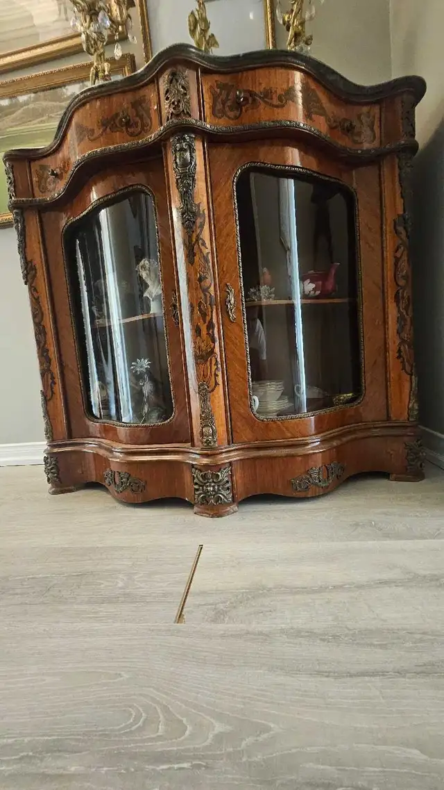 Antique French Style Display Cabinet in Hutches & Display Cabinets in Markham / York Region - Image 5