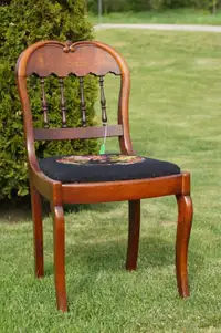 ANTIQUE VICTORIAN WALNUT SIDE CHAIR WITH NEEDLEPOINT SEAT