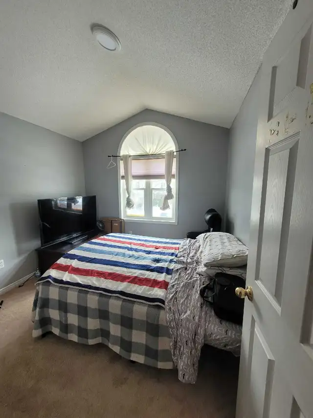 room for rent in Room Rentals & Roommates in Oshawa / Durham Region - Image 6