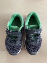 RUNNING SHOES KIDS SIZE 10