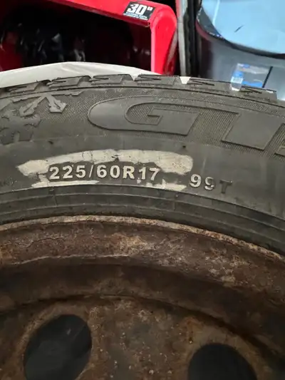 In very very good condition winter tire . used on a hyundai tucson 2019