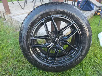 Je vends ces pneus Goodyear UltraGrip Performance+ de dimensions 215/60R16, parfaits pour affronter...