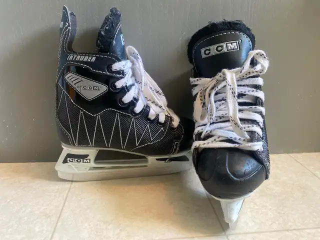 Kids Hockey Skates in Hockey in Oshawa / Durham Region - Image 5