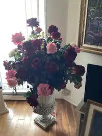 Vase avec roses de soie. Très joli