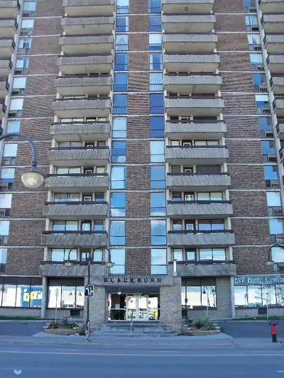 Parfait pour les militaires en restriction imposée. Condo d'une chambre à coucher complètement meubl...