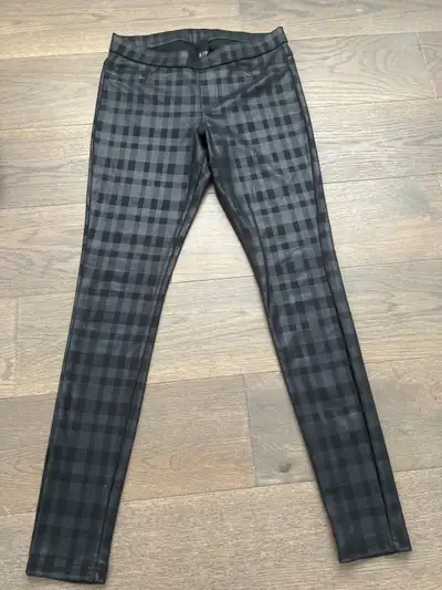 Brand; hue Size small Never worn. Very stretchy and look like pants but they are pull up leggings