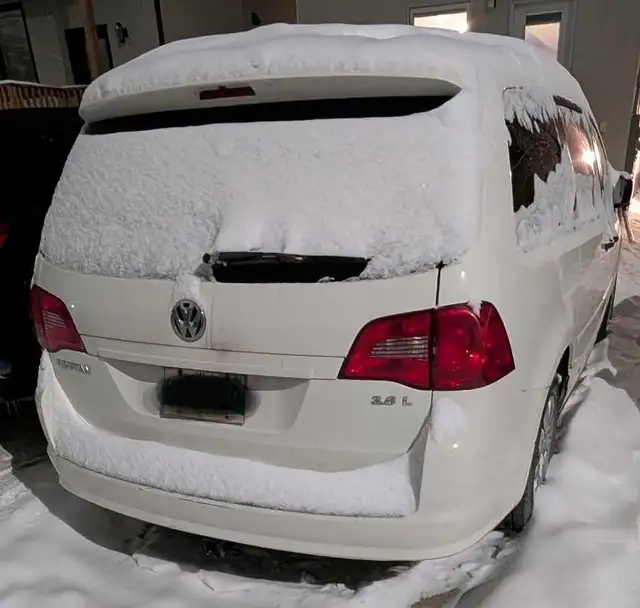 2011 Volkswagen Van  in Cars & Trucks in Winnipeg - Image 2