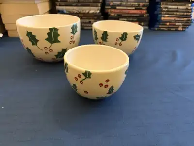 Un ensemble de 3 bols de Noël - 10$ le tout, View more