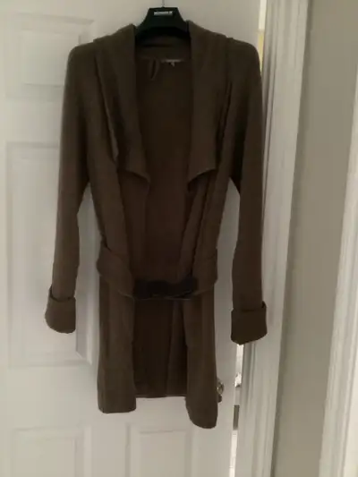 Cardigan long de marque Sandwich grandeur médium équivaut à 10 12 ans