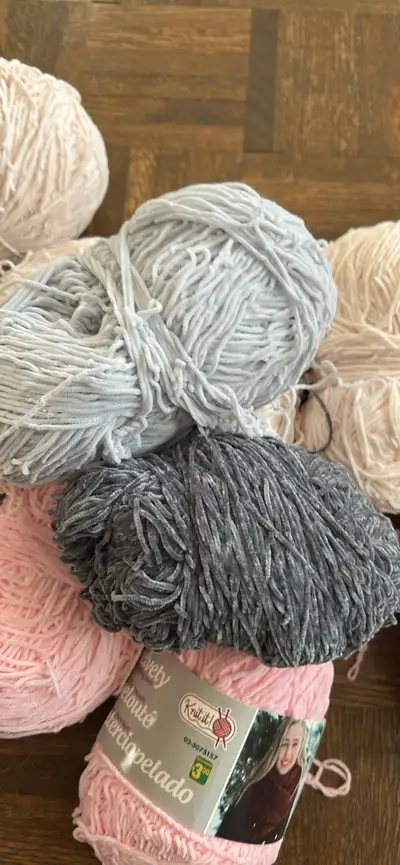 Velvet yarn of different colours