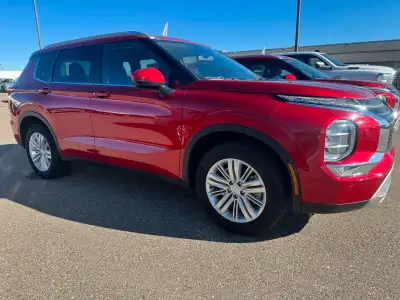 2024 Mitsubishi Outlander SE PRICE DROP!! Unleash your adventurous side with the 2024 Mitsubishi Out...