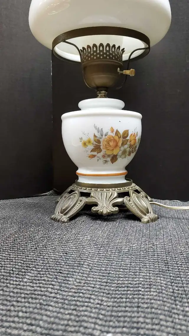 VINTAGE VICTORIAN STYLE TABLE LAMP in Indoor Lighting & Fans in City of Toronto - Image 4