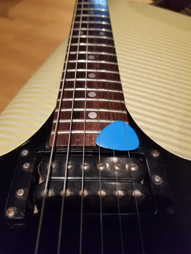 1980 Epiphone Genesis Standard Vintage Electric Guitar in Guitars in Markham / York Region - Image 4