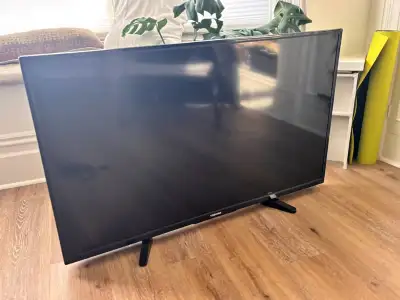43 Inch Toshiba LED TV 《 Non Smart 》 • Works great, good for gaming • Comes with remote ( Battery li...