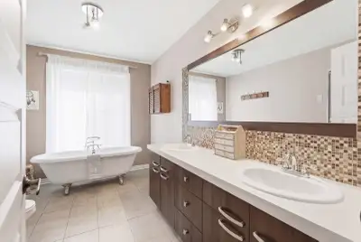 Condo à vendre sur la rue Paul-Sauvé à Mirabel. Aucun voisin arrière, dans un rond point et véranda...