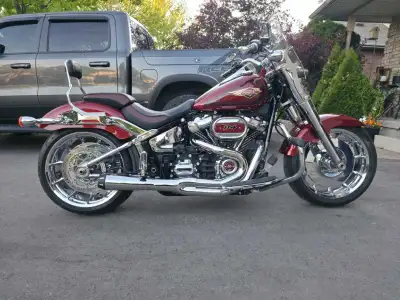Numbered bike, 1 of 3000 made. 114cc ,2,200km, 1st service done. Detachable windshield, saddle bags...