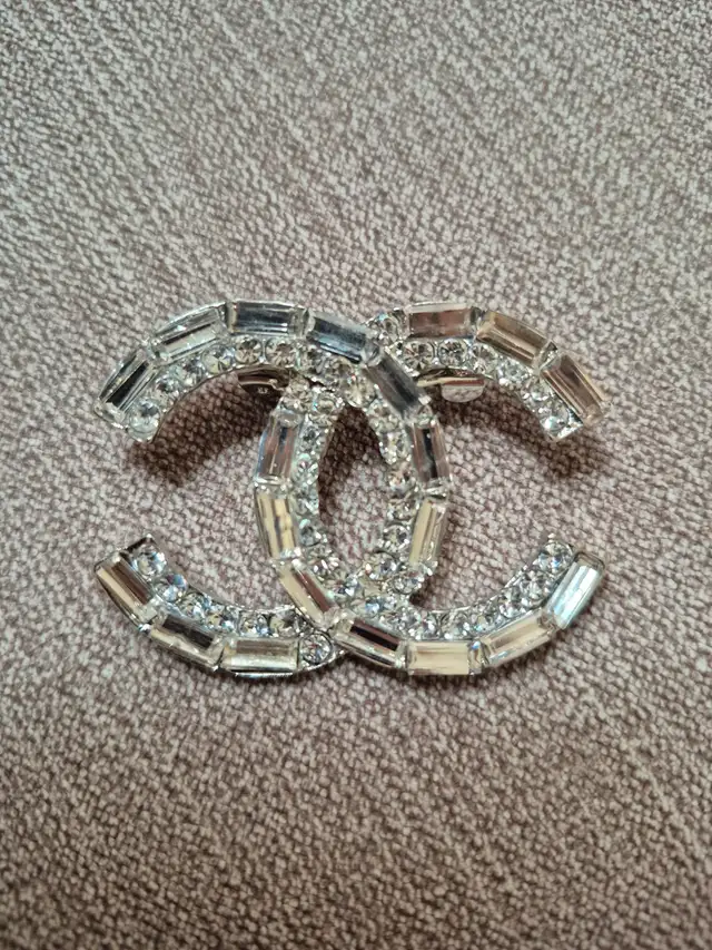 Chanel Brooch in Jewellery & Watches in Mississauga / Peel Region - Image 3